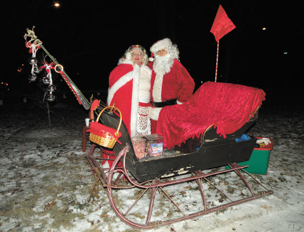 photo by Paula Nicewanger/Weekly ViewSanta and Mrs. Claus and their antique sleigh posed for pictures.